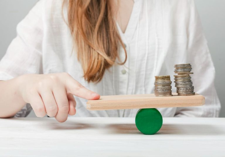 Mujer mantiene equilibrio en las inversiones en fondos indexados